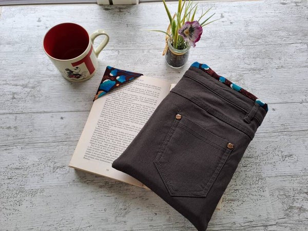 Pochette protège-livre en jean recyclé avec marque-page assorti – Format broché et poche épais