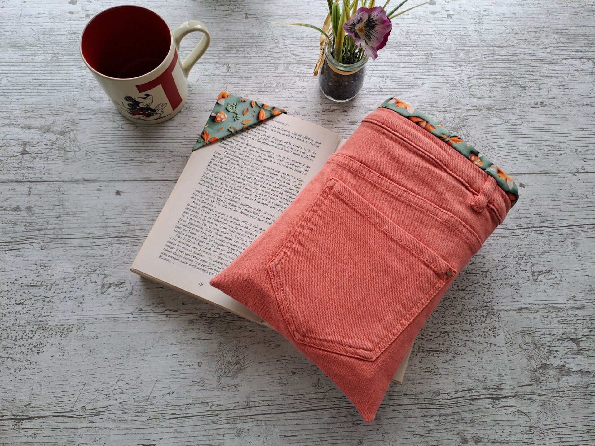 Pochette protège-livre en jean recyclé avec marque-page assorti – Format broché et poche épais