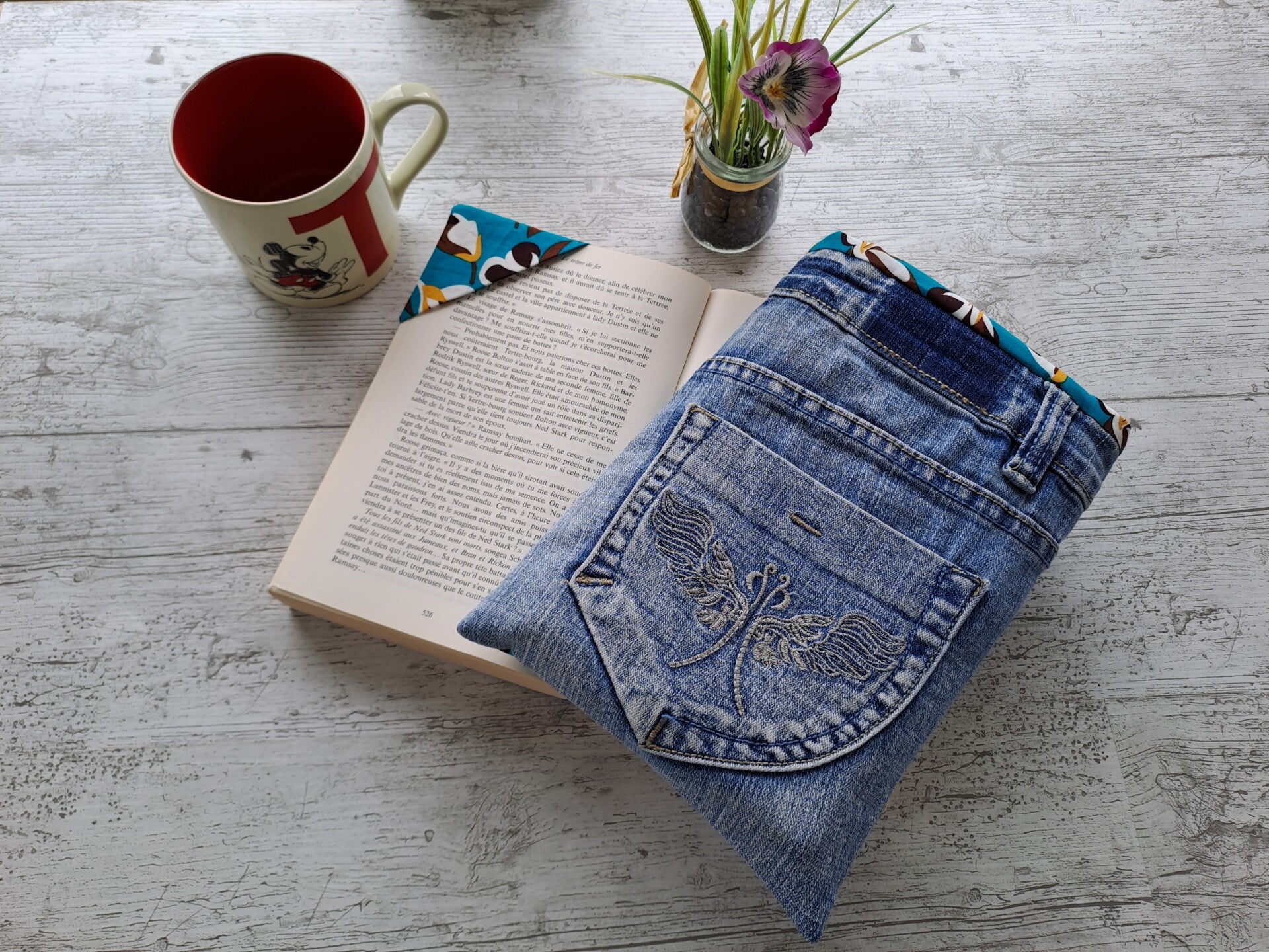 Pochette protège-livre en jean recyclé avec marque-page assorti – Format broché et poche épais