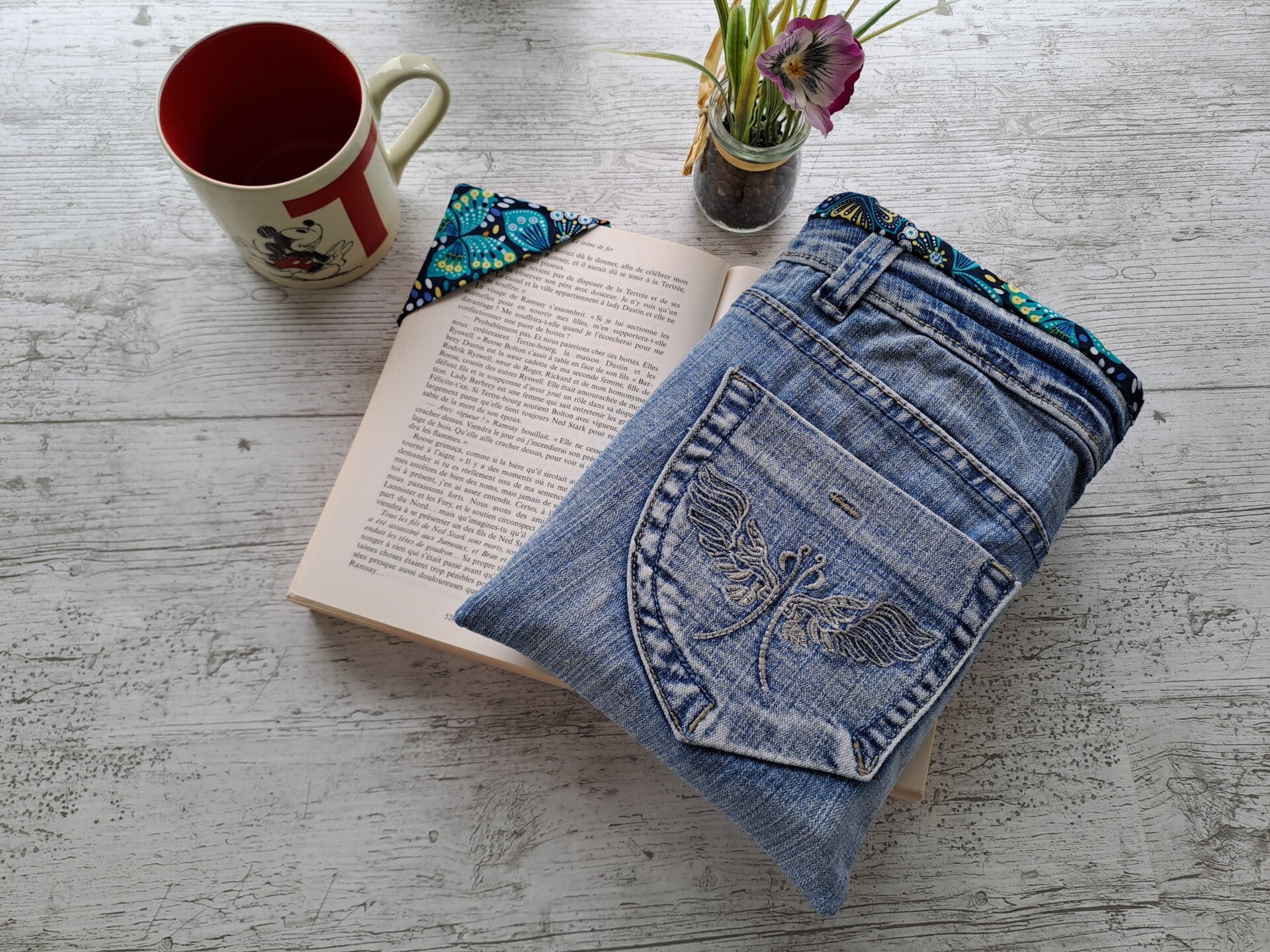 Pochette protège-livre en jean recyclé avec marque-page assorti – Format broché et poche épais