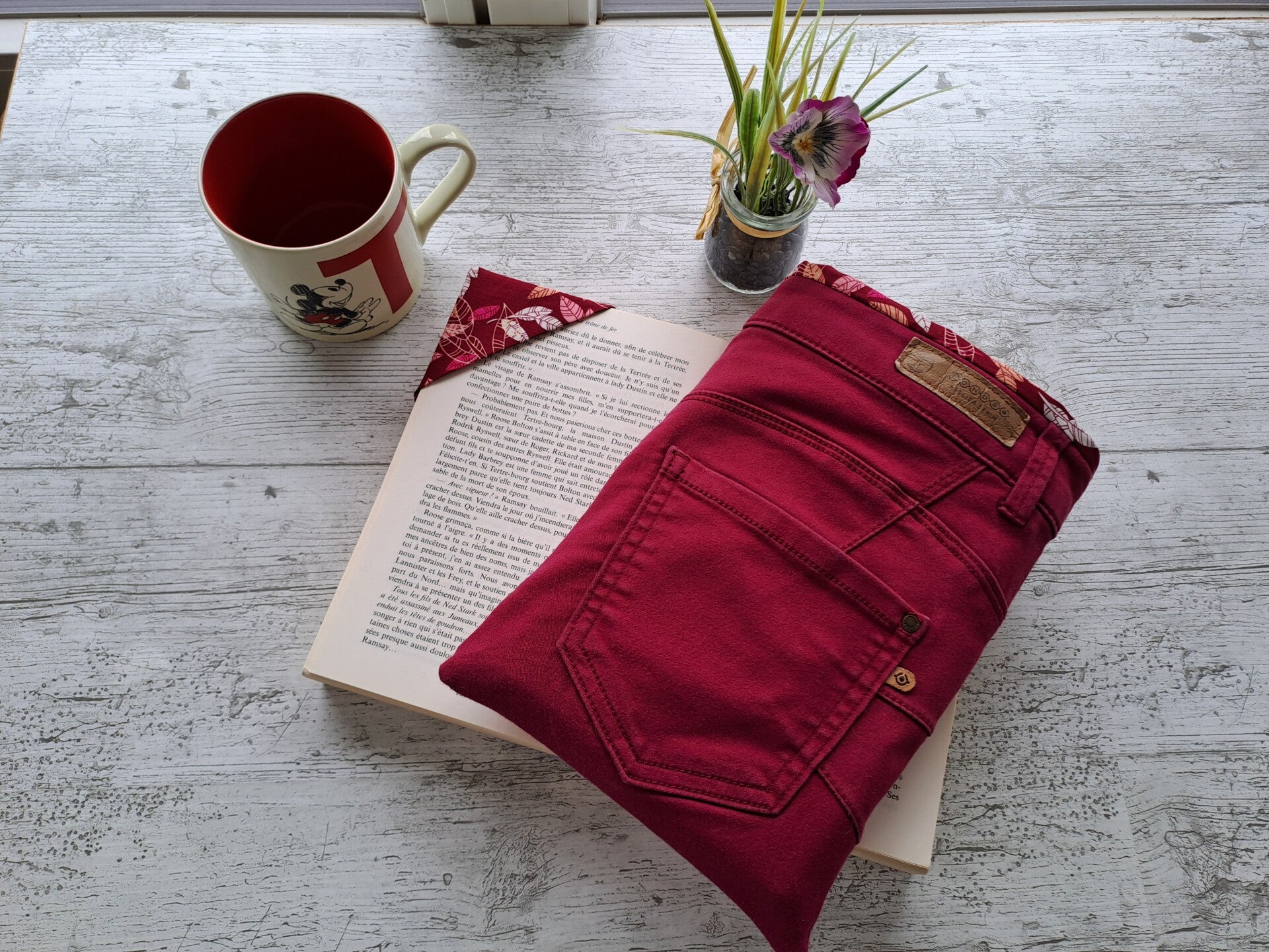 Pochette protège-livre en jean recyclé avec marque-page assorti – Format broché et poche épais