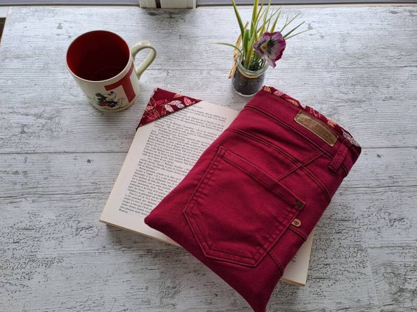 Pochette protège-livre en jean recyclé avec marque-page assorti – Format broché et poche épais