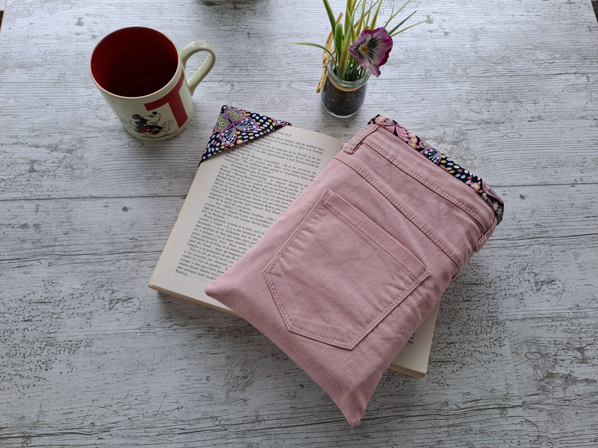 Pochette protège-livre en jean recyclé avec marque-page assorti – Format broché et poche épais