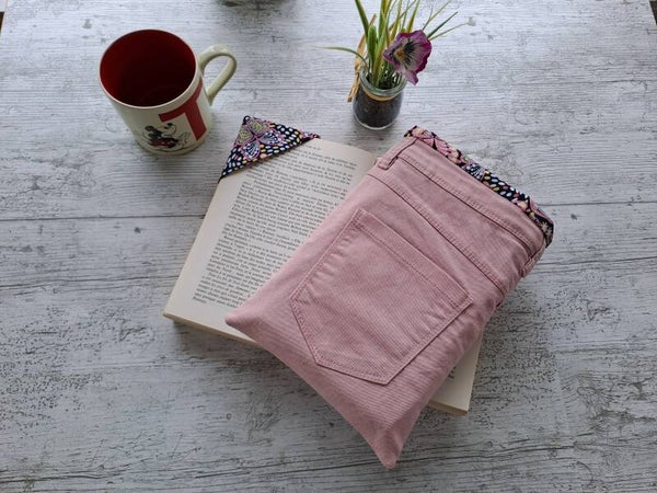 Pochette protège-livre en jean recyclé avec marque-page assorti – Format broché et poche épais
