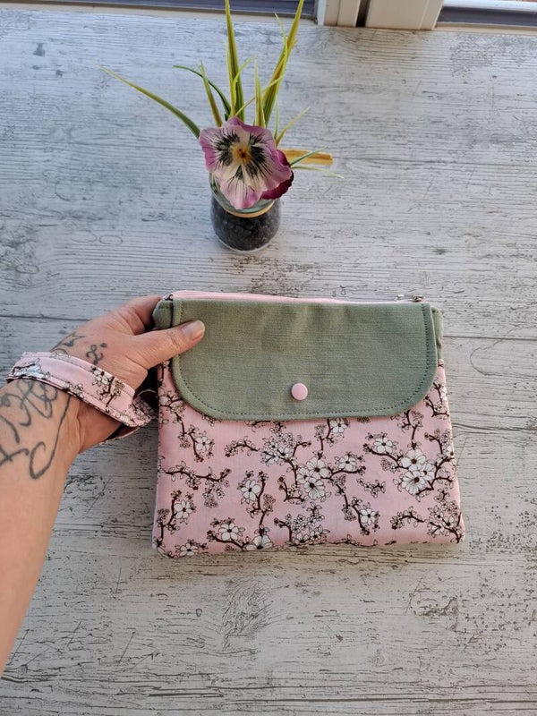Pochette liseuse 7 pouces artisanale et écoresponsable – Création unique en tissus recyclés