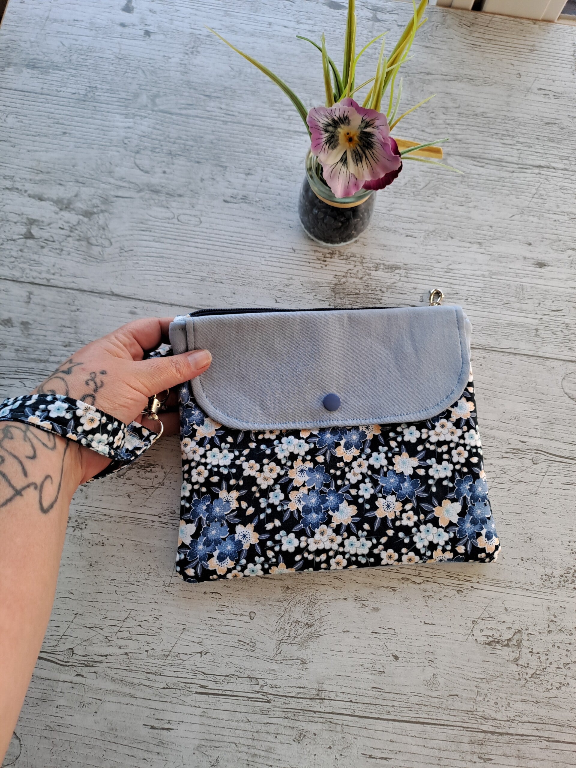 Pochette liseuse 7 pouces artisanale et écoresponsable – Création unique en tissus recyclés