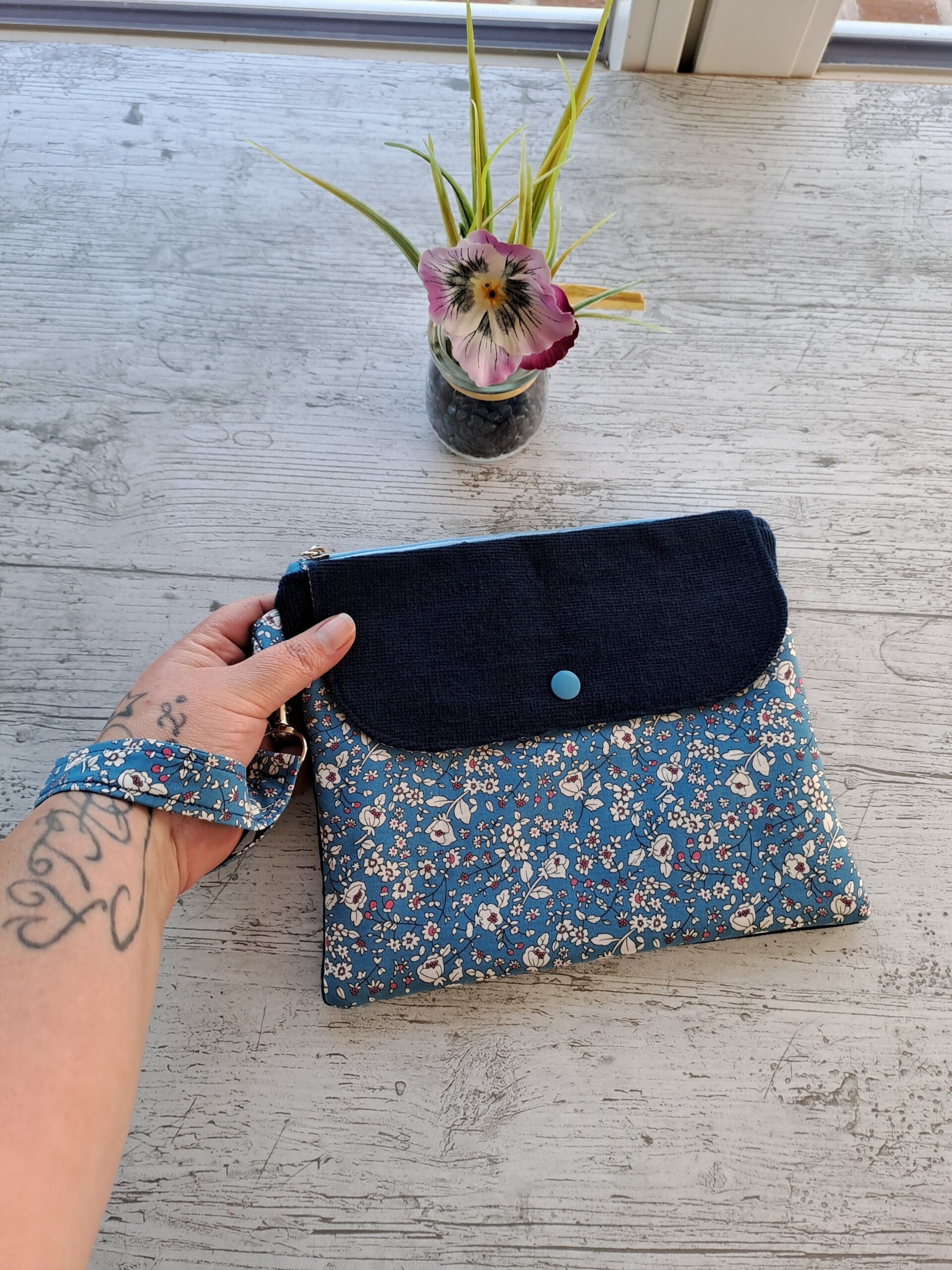 Pochette liseuse 7 pouces artisanale et écoresponsable – Création unique en tissus recyclés