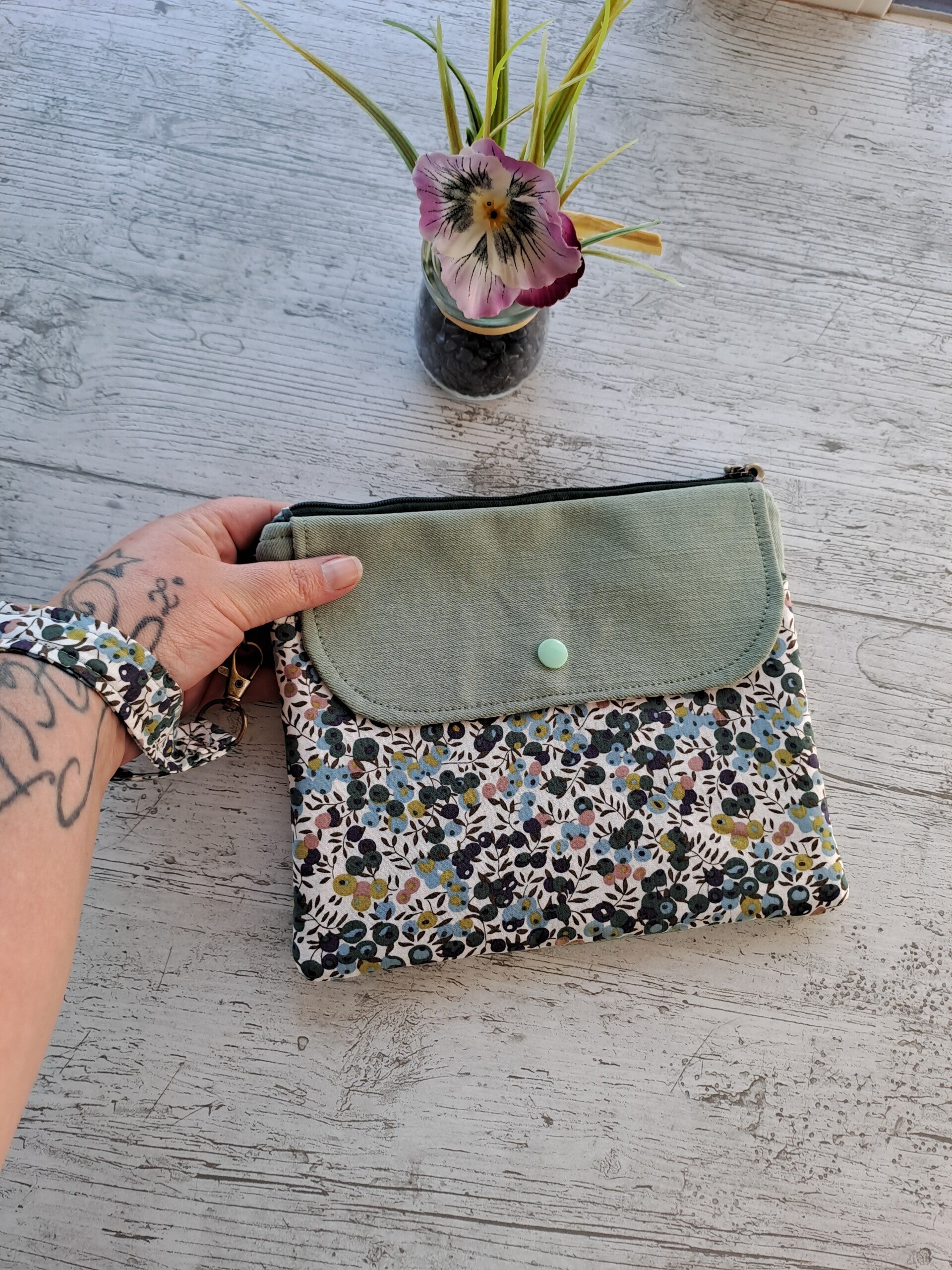 Pochette liseuse 7 pouces artisanale et écoresponsable – Création unique en tissus recyclés