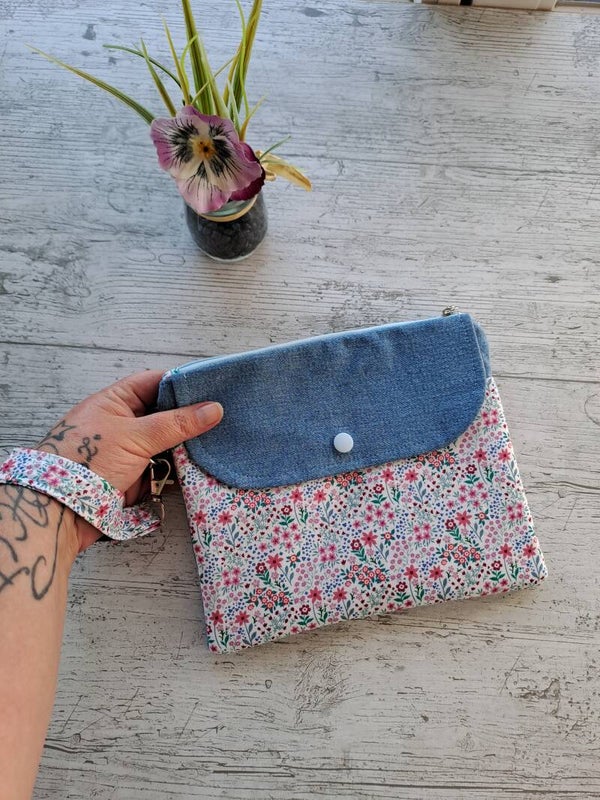 Pochette liseuse 7 pouces artisanale et écoresponsable – Création unique en tissus recyclés