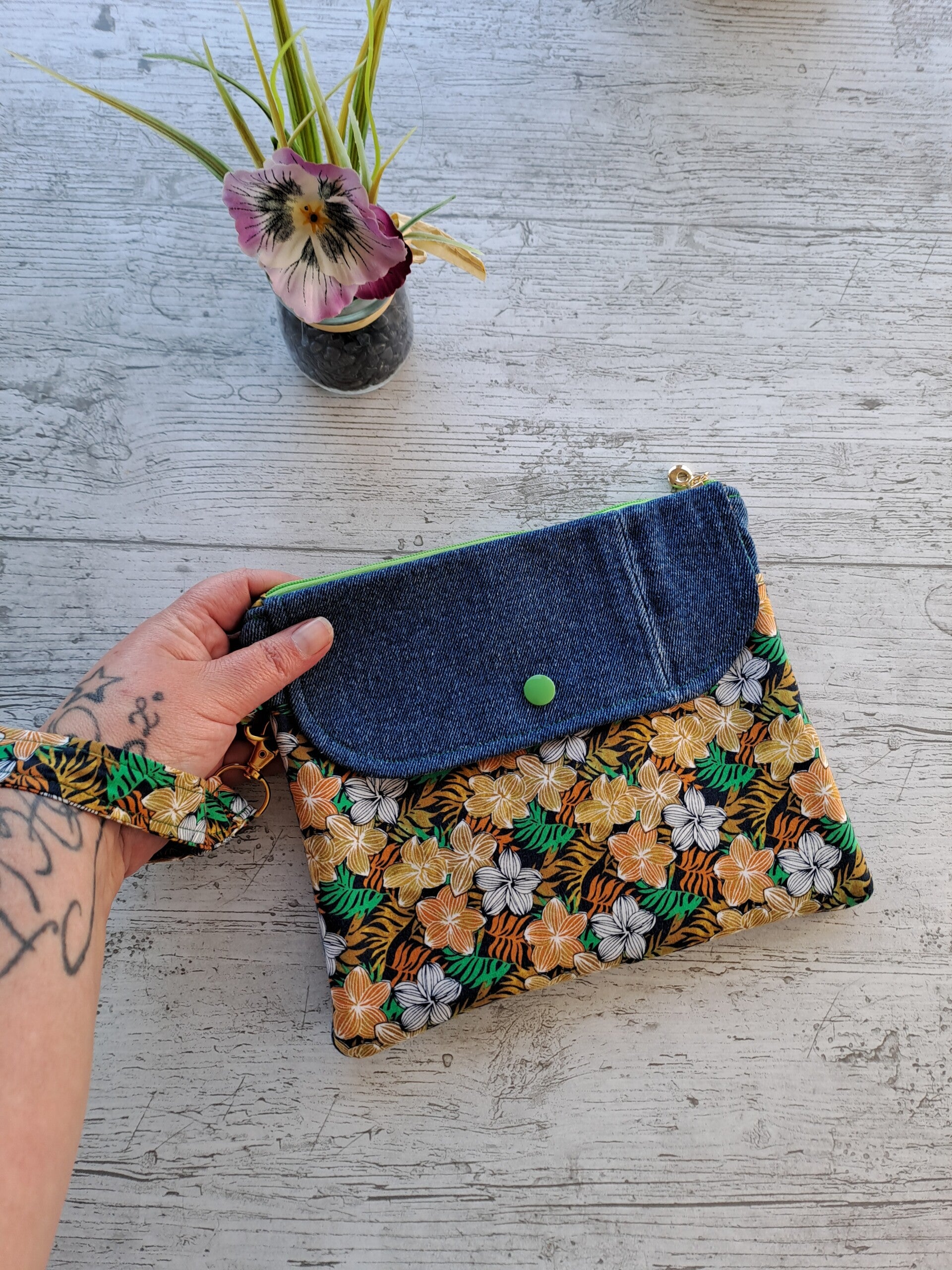 Pochette liseuse 7 pouces artisanale et écoresponsable – Création unique en tissus recyclés