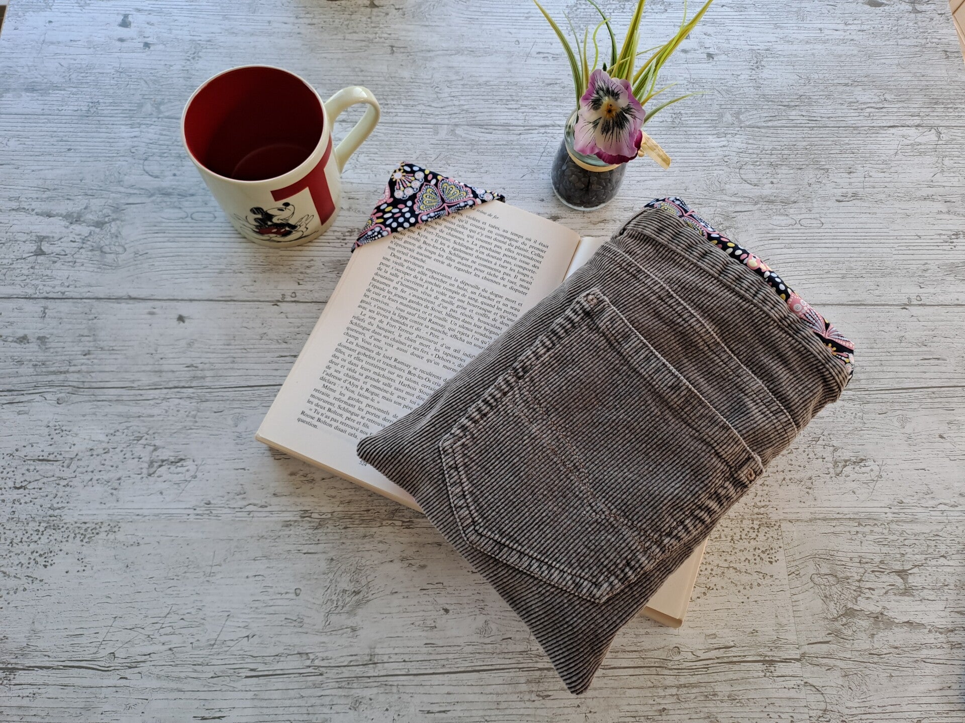 Pochette protège-livre en velours cotelé recyclé avec marque-page assorti – Format broché et poche épais