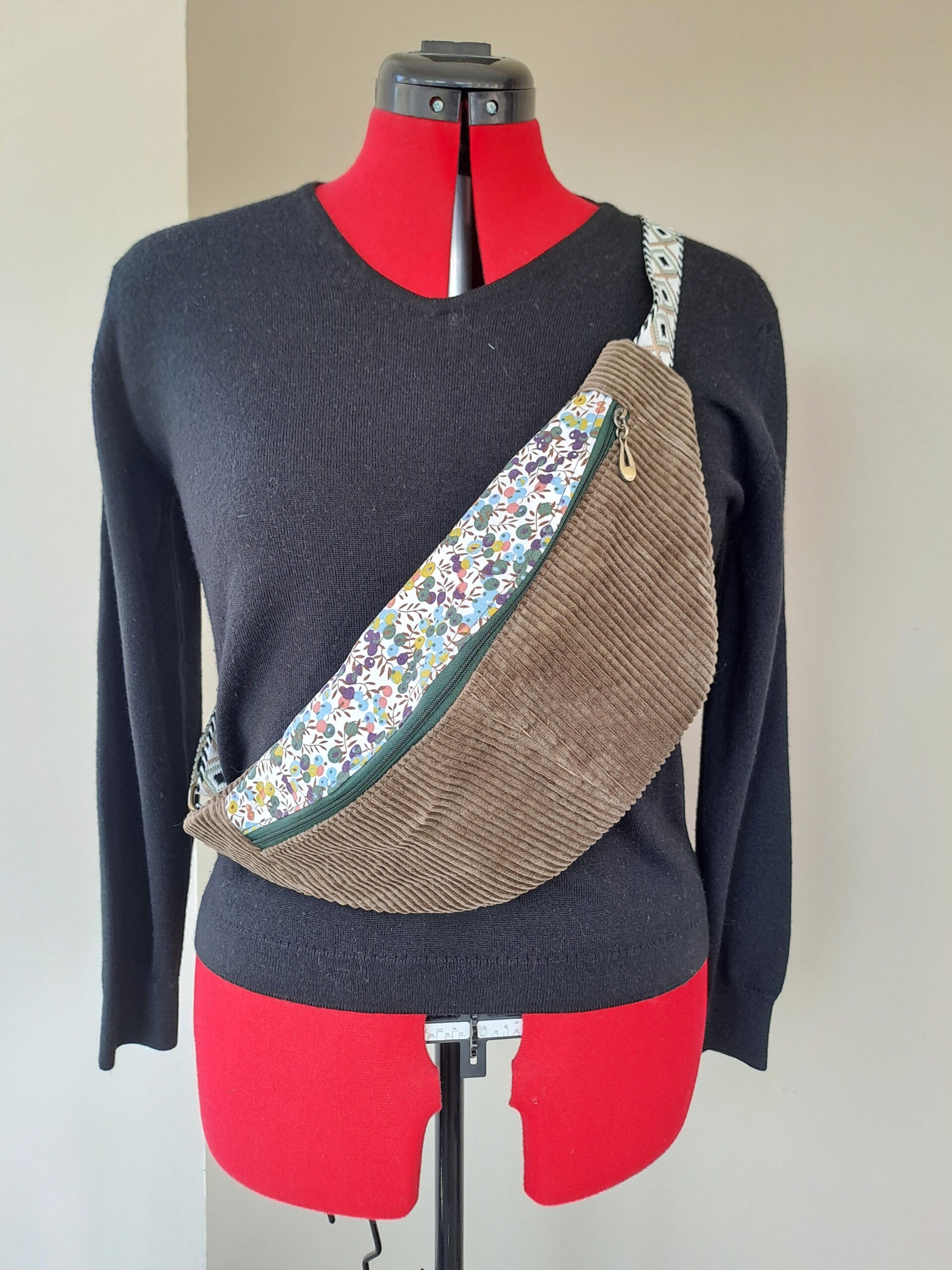 Sac banane artisanal en tissu recyclé – Pièce unique, pratique et écoresponsable