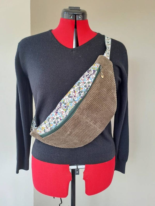 Sac banane artisanal en tissu recyclé – Pièce unique, pratique et écoresponsable