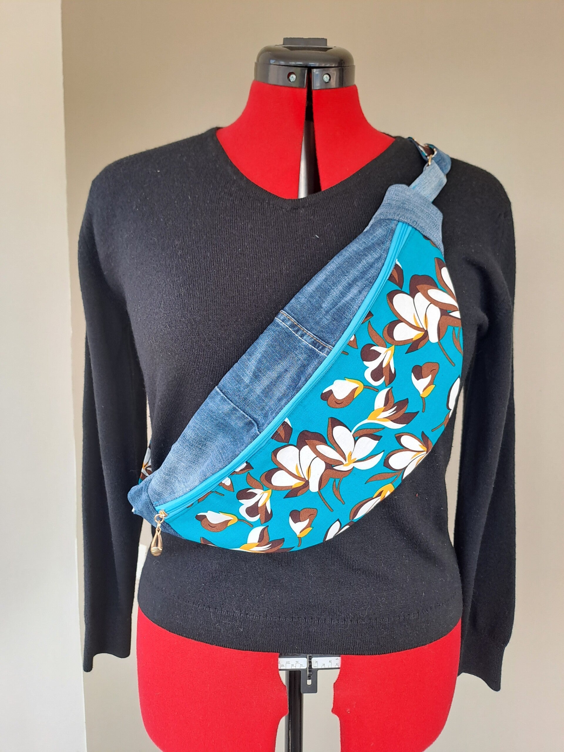 Sac banane artisanal en tissu recyclé – Pièce unique, pratique et écoresponsable