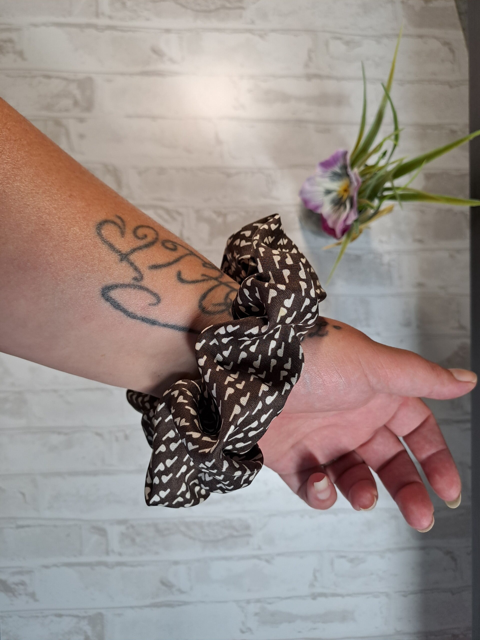 Chouchou en soie fait main écoresponsable en tissu recyclé – Accessoire cheveux artisanal unique