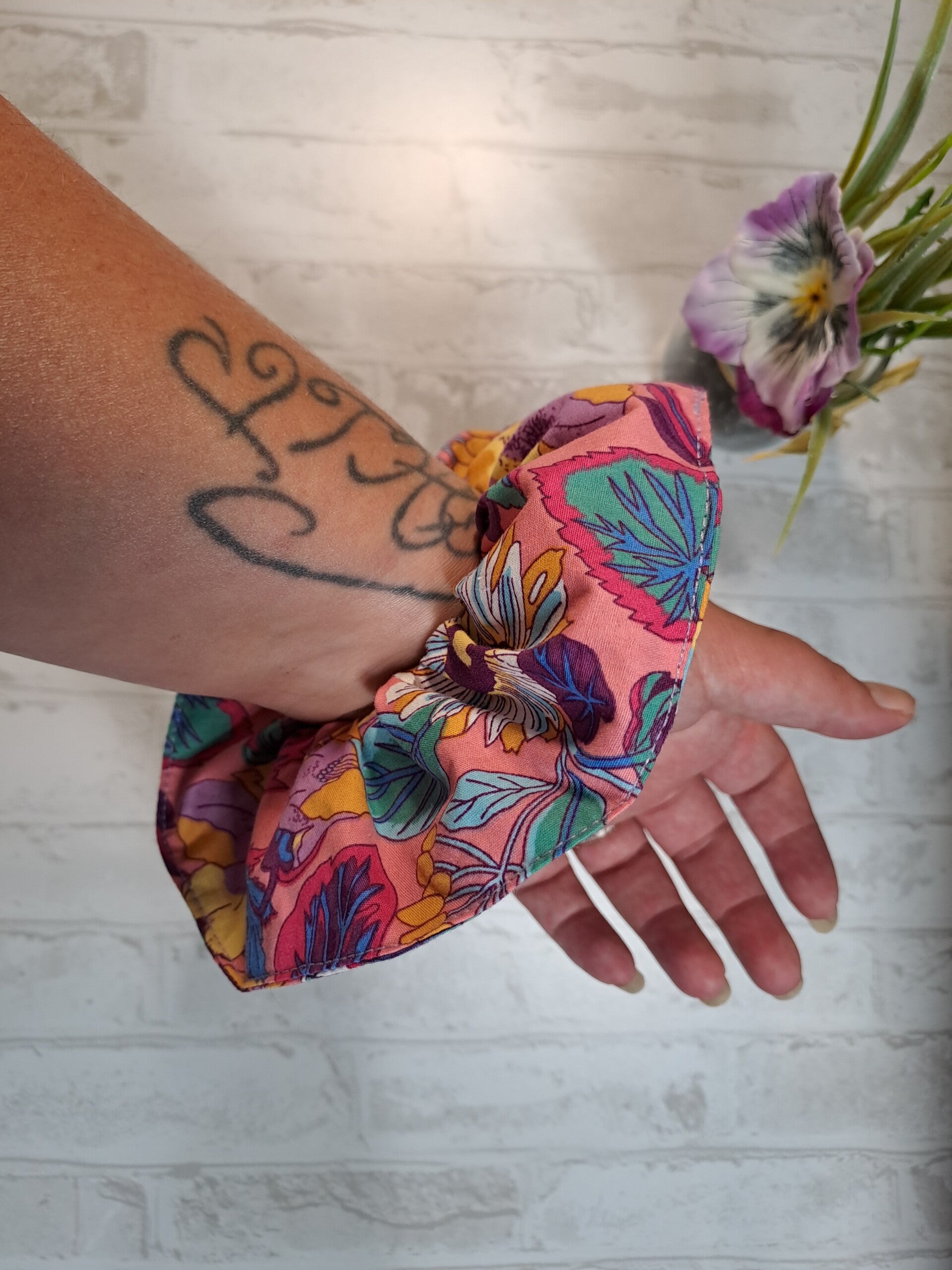 Chouchou en coton fait main écoresponsable en tissu recyclé – Accessoire cheveux artisanal unique