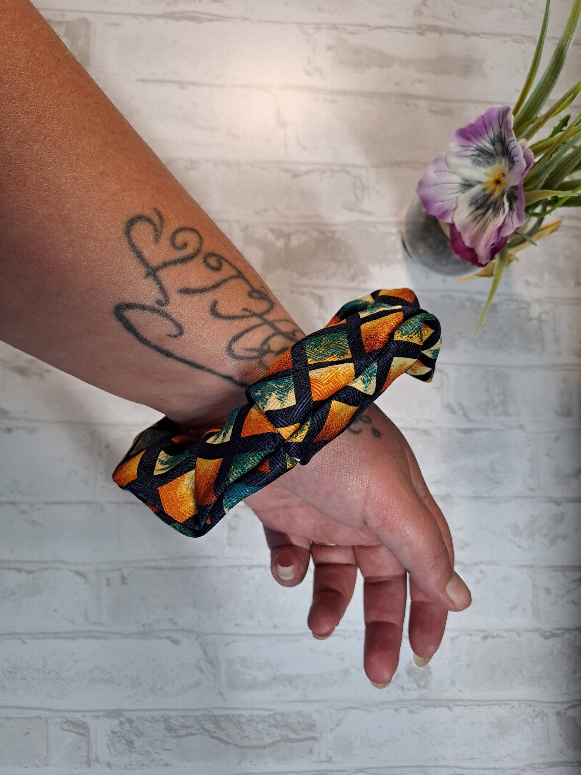 Chouchou en soie fait main écoresponsable en tissu recyclé – Accessoire cheveux artisanal unique