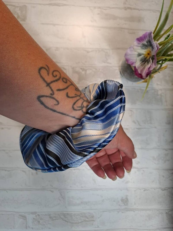 Chouchou en soie fait main écoresponsable en tissu recyclé – Accessoire cheveux artisanal unique
