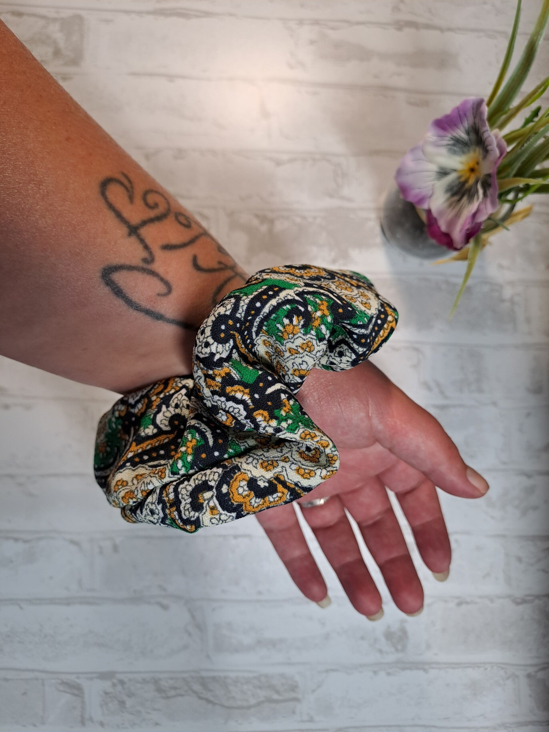 Chouchou en coton fait main écoresponsable en tissu recyclé – Accessoire cheveux artisanal unique