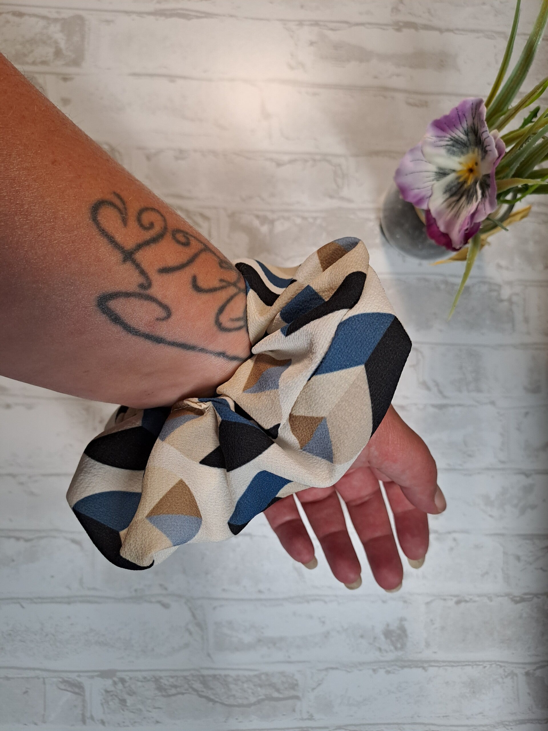 Chouchou en coton fait main écoresponsable en tissu recyclé – Accessoire cheveux artisanal unique