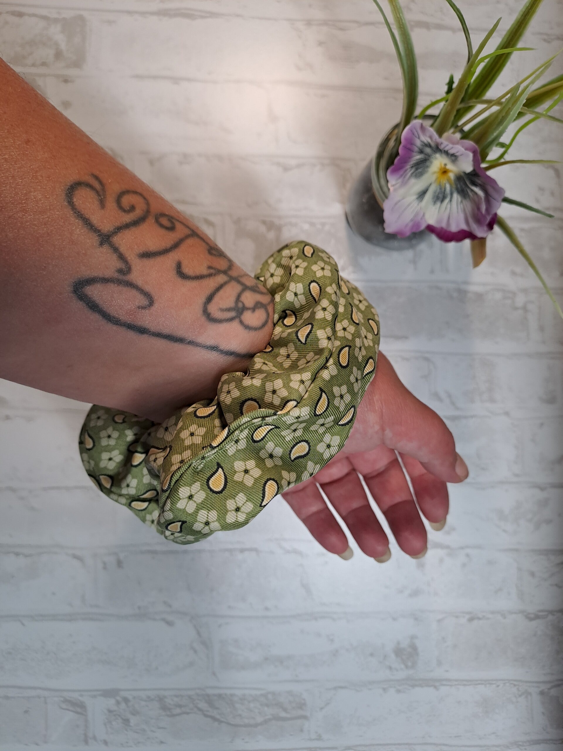 Chouchou en soie fait main écoresponsable en tissu recyclé – Accessoire cheveux artisanal unique