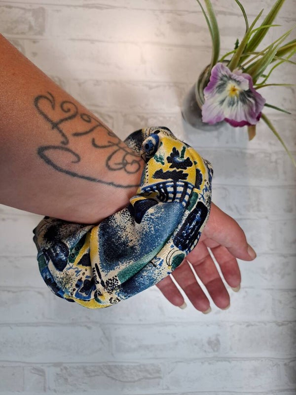 Chouchou en soie fait main écoresponsable en tissu recyclé – Accessoire cheveux artisanal unique