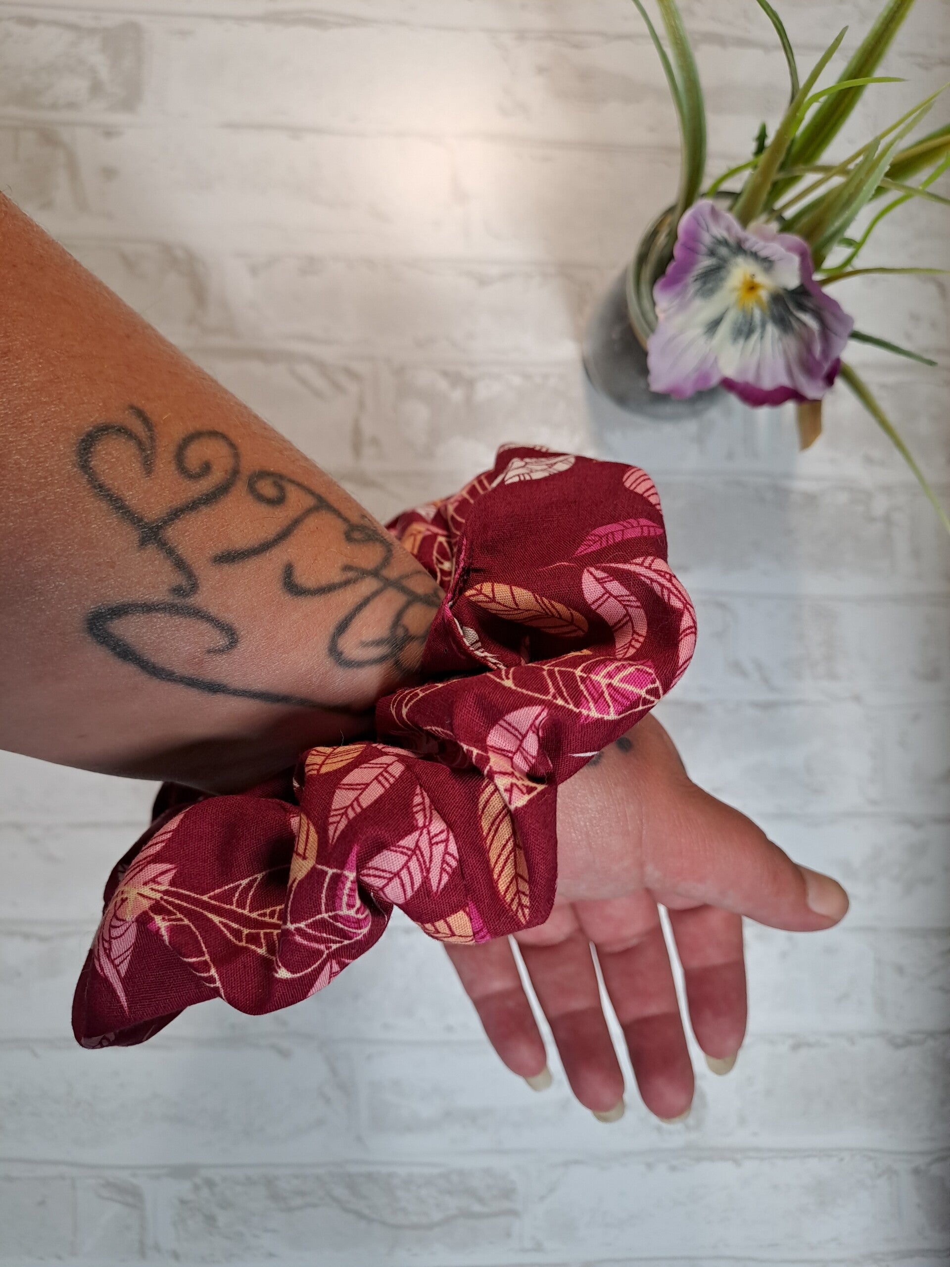 Chouchou en coton fait main écoresponsable en tissu recyclé – Accessoire cheveux artisanal unique