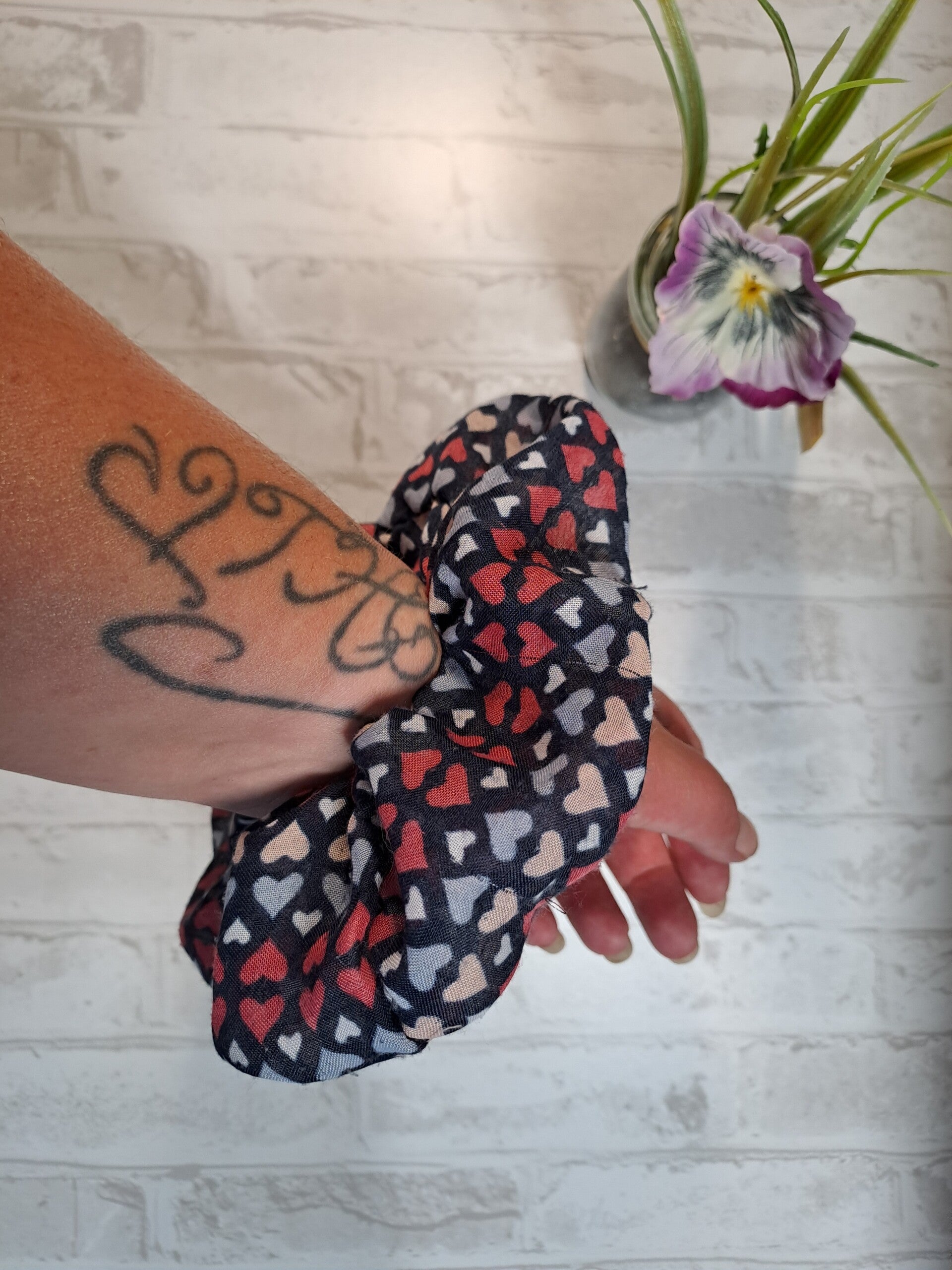 Chouchou en coton fait main écoresponsable en tissu recyclé – Accessoire cheveux artisanal unique