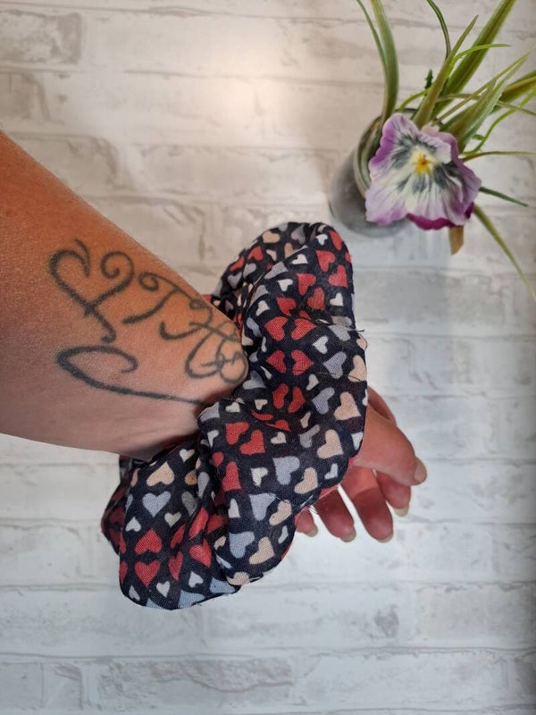 Chouchou en coton fait main écoresponsable en tissu recyclé – Accessoire cheveux artisanal unique