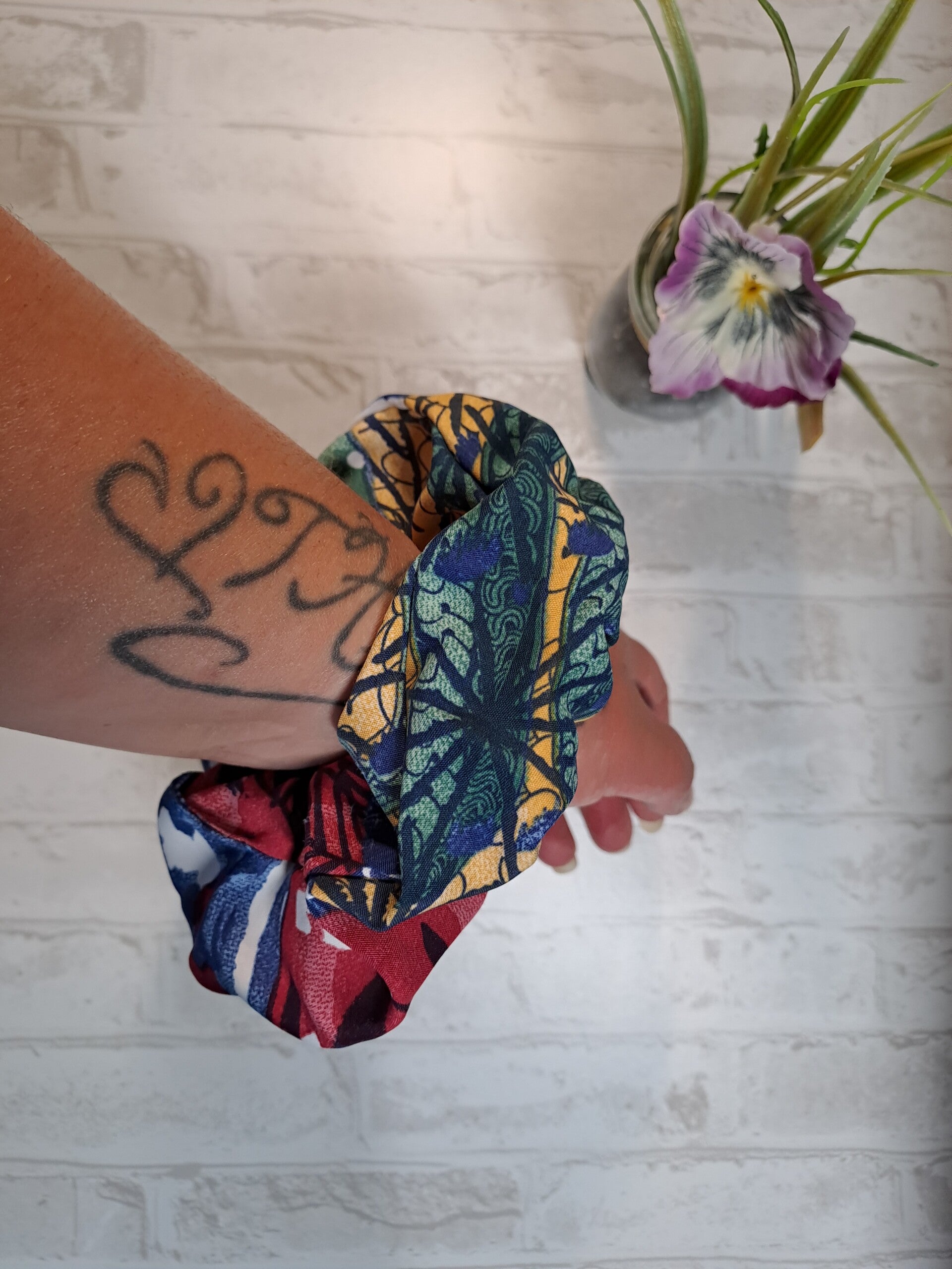 Chouchou en coton fait main écoresponsable en tissu recyclé – Accessoire cheveux artisanal unique