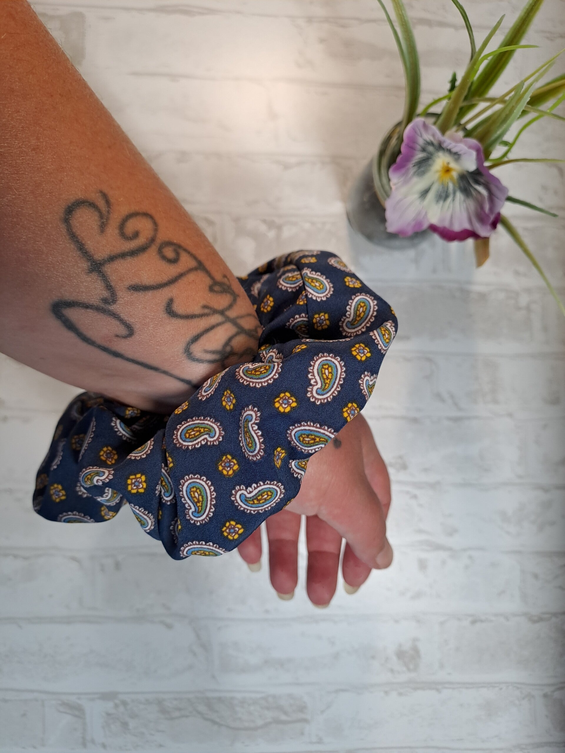 Chouchou en soie fait main écoresponsable en tissu recyclé – Accessoire cheveux artisanal unique