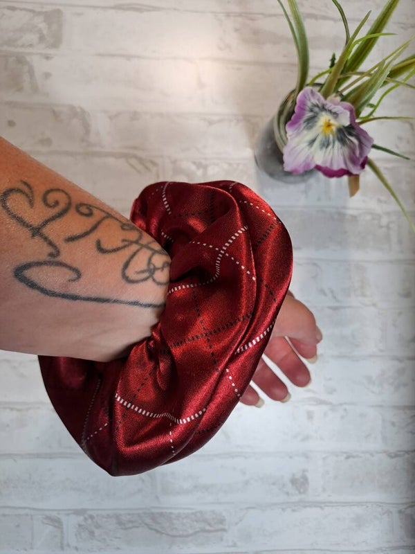 Chouchou en soie fait main écoresponsable en tissu recyclé – Accessoire cheveux artisanal unique