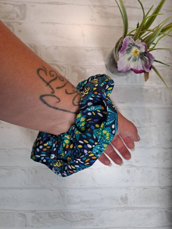 Chouchou en coton fait main écoresponsable en tissu recyclé – Accessoire cheveux artisanal unique