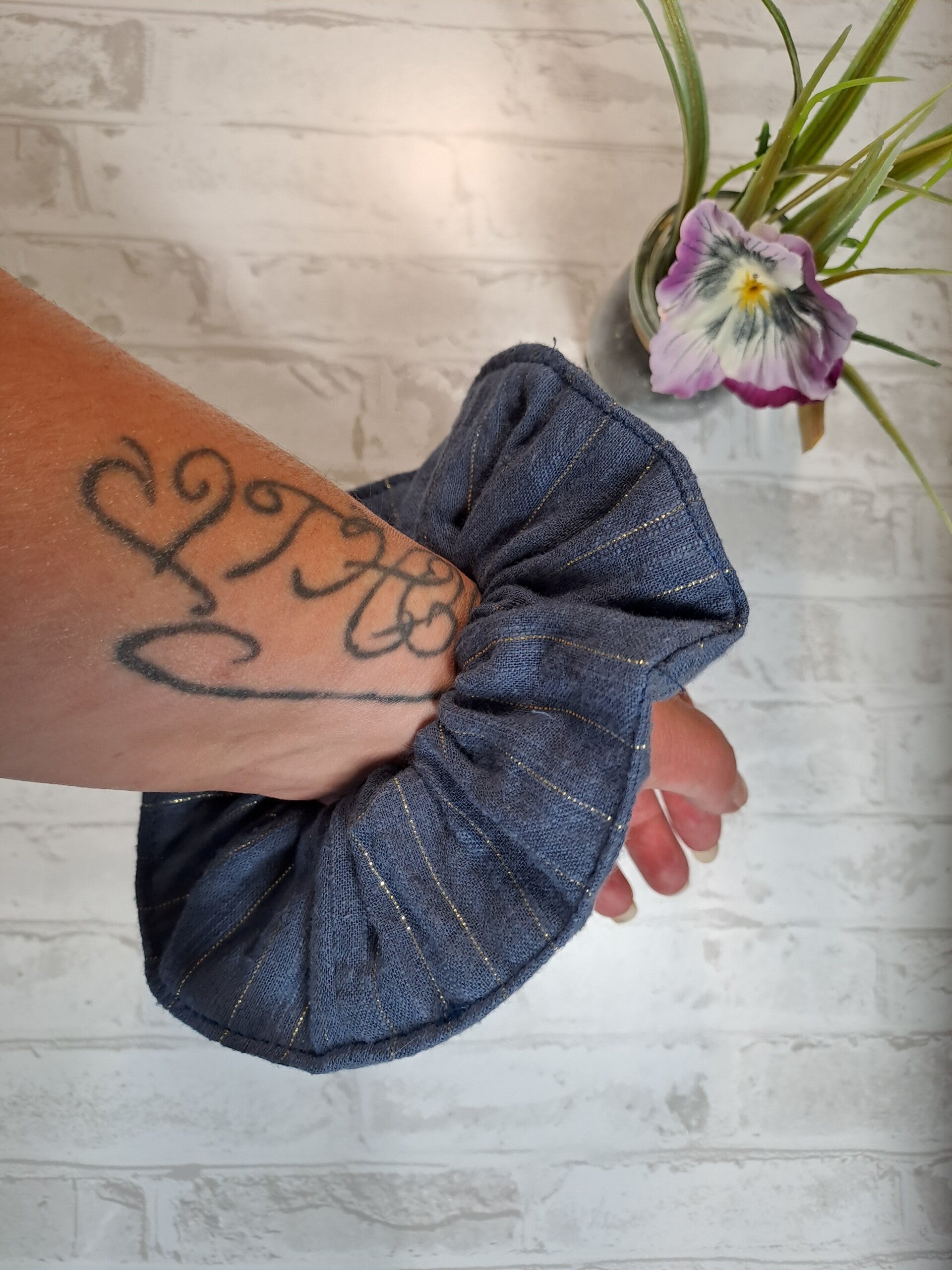 Chouchou en coton fait main écoresponsable en tissu recyclé – Accessoire cheveux artisanal unique