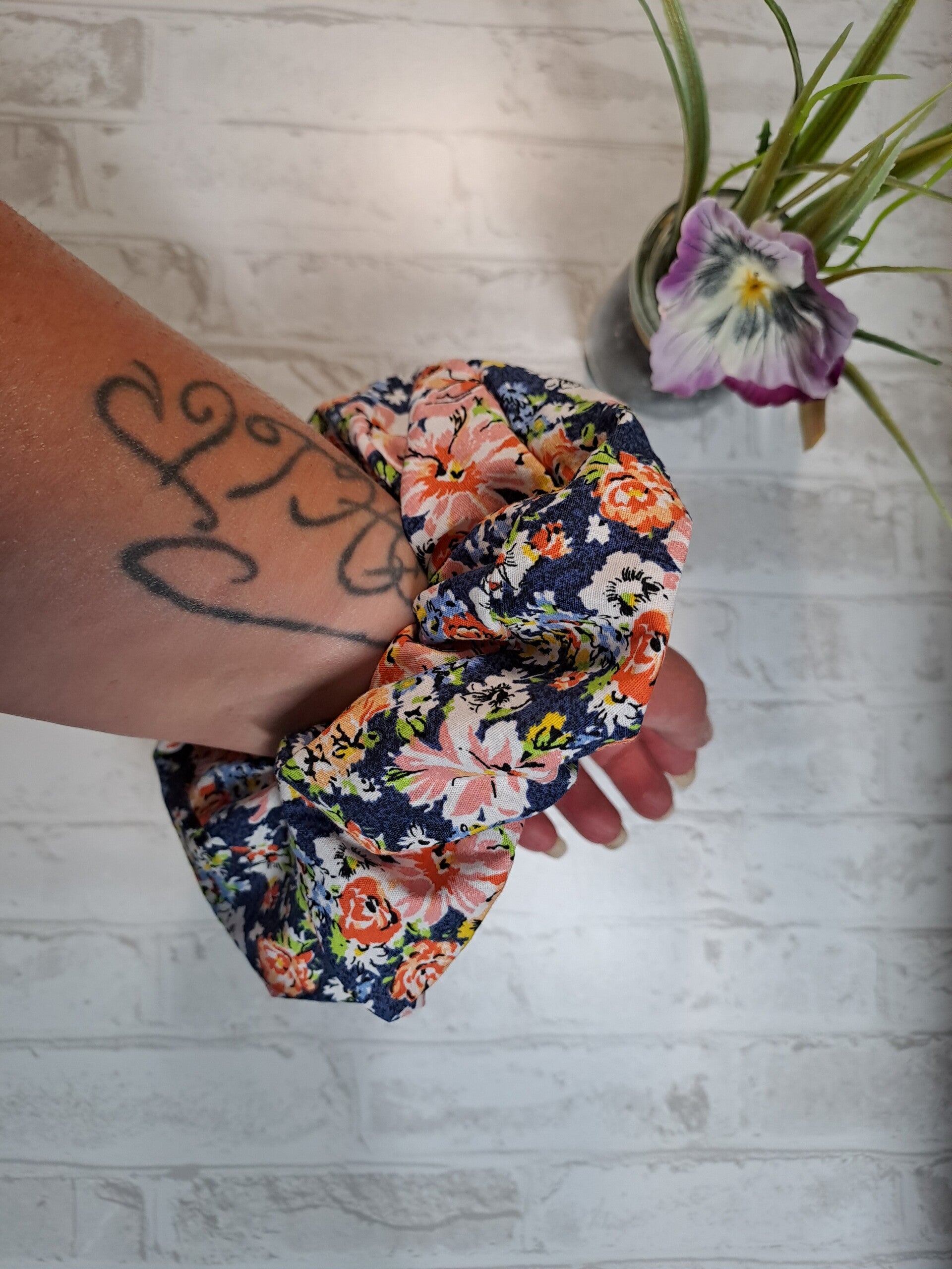 Chouchou en coton fait main écoresponsable en tissu recyclé – Accessoire cheveux artisanal unique