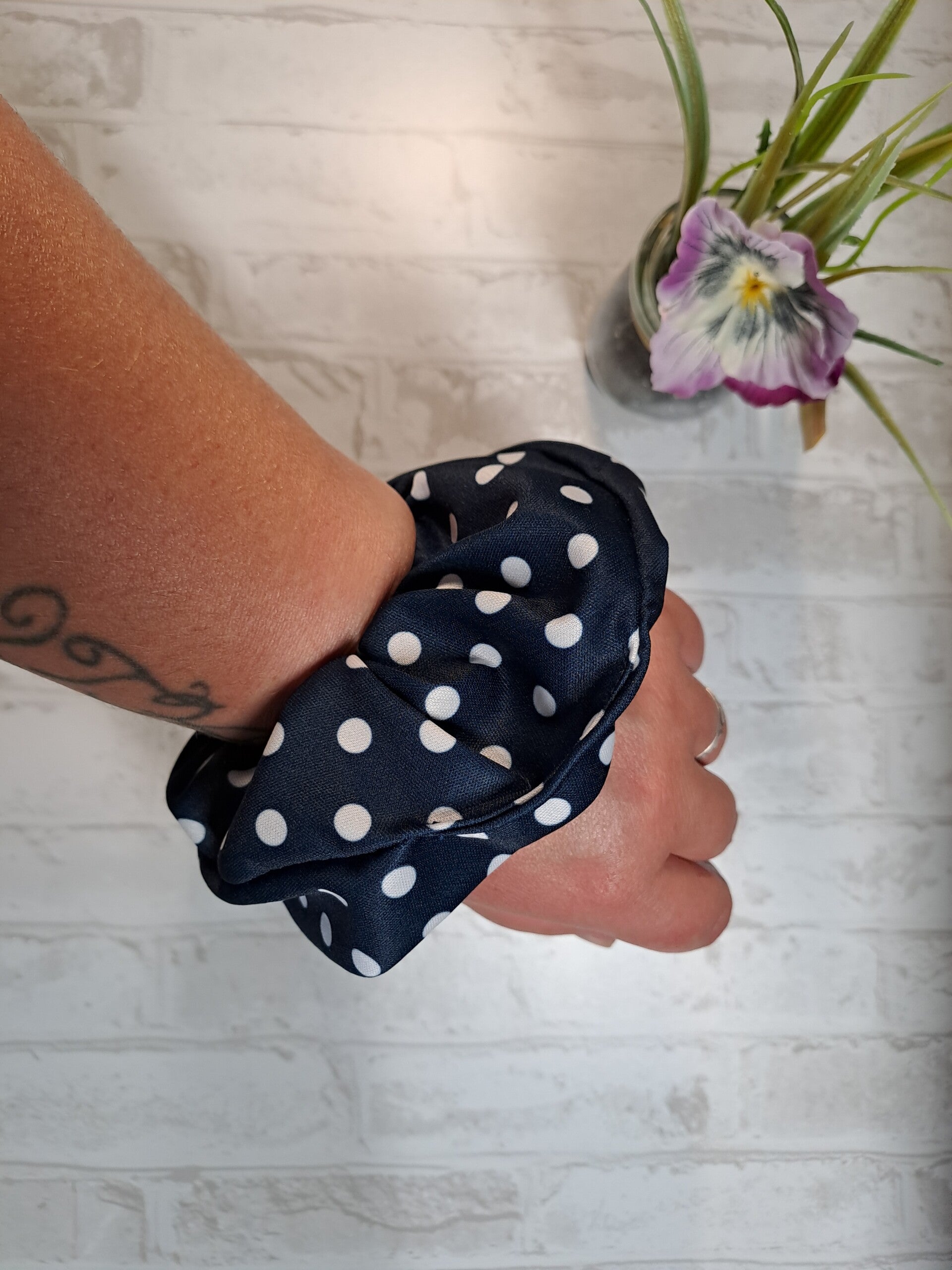 Chouchou en coton fait main écoresponsable en tissu recyclé – Accessoire cheveux artisanal unique