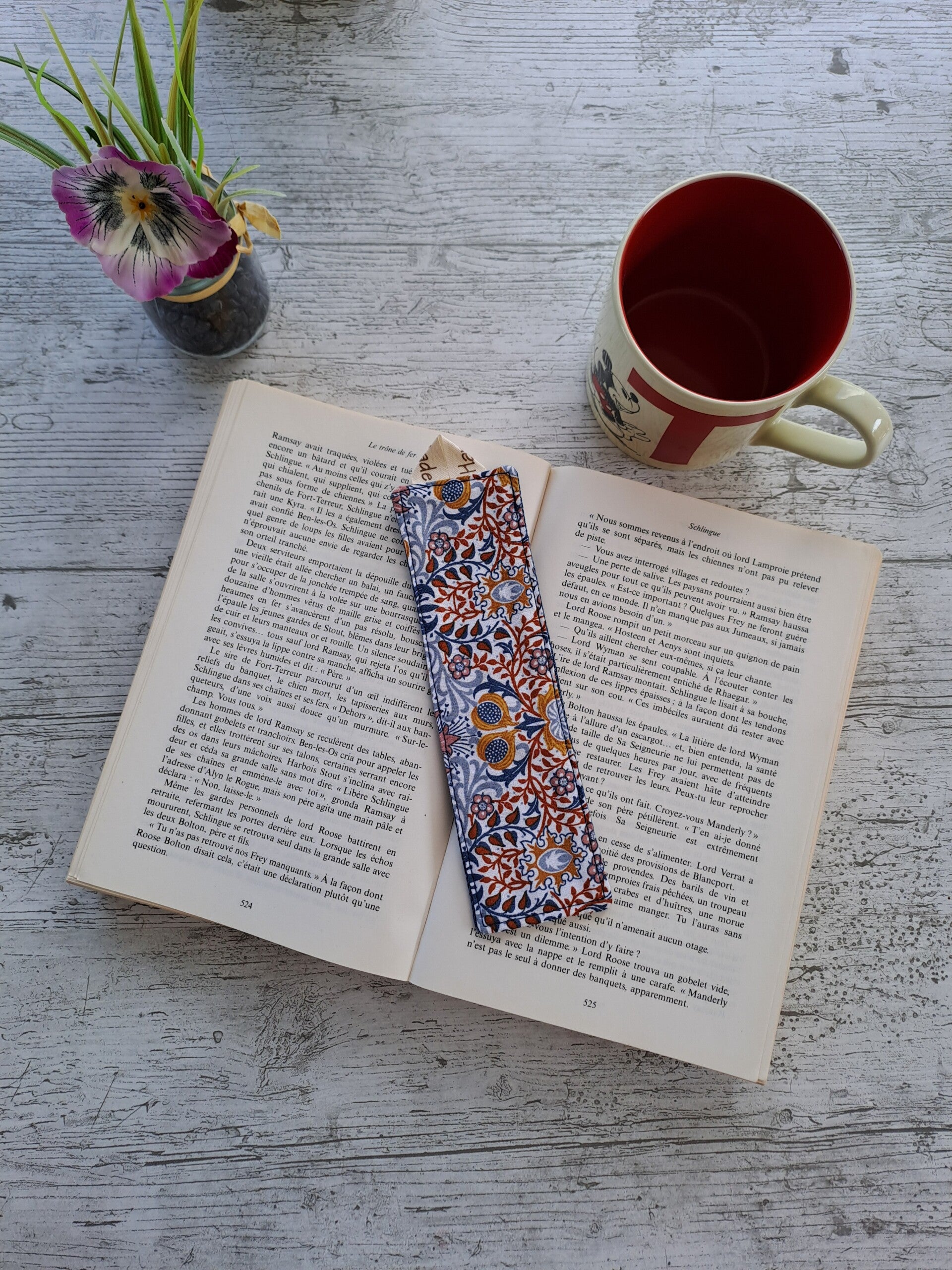 Marque-page en tissu recyclé – Accessoire de lecture artisanal et écoresponsable