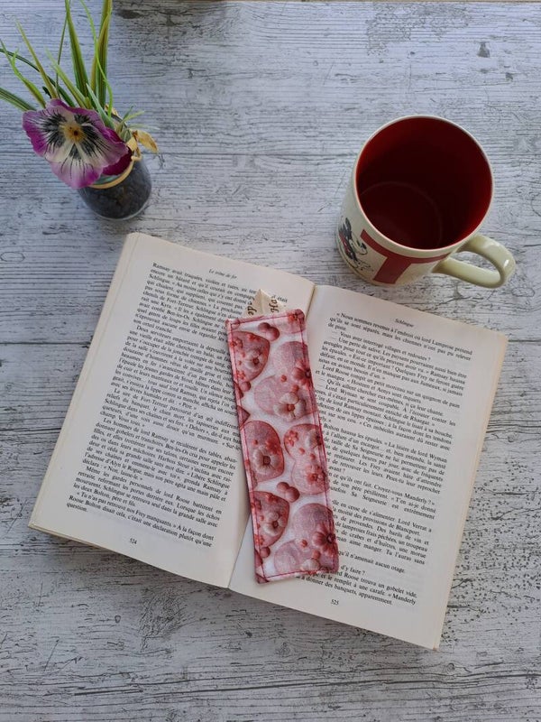 Marque-page en tissu recyclé – Accessoire de lecture artisanal et écoresponsable