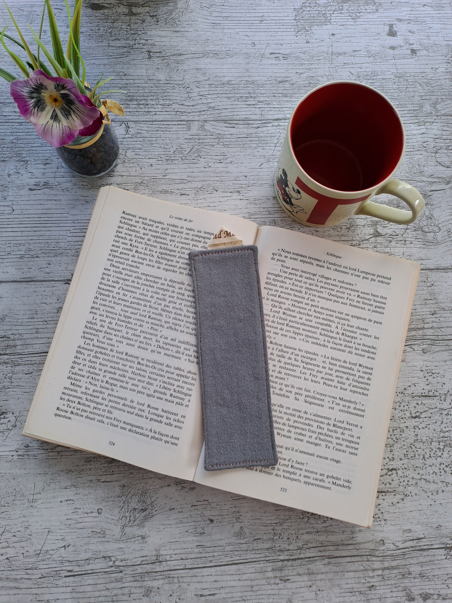 Marque-page en tissu recyclé – Accessoire de lecture artisanal et écoresponsable