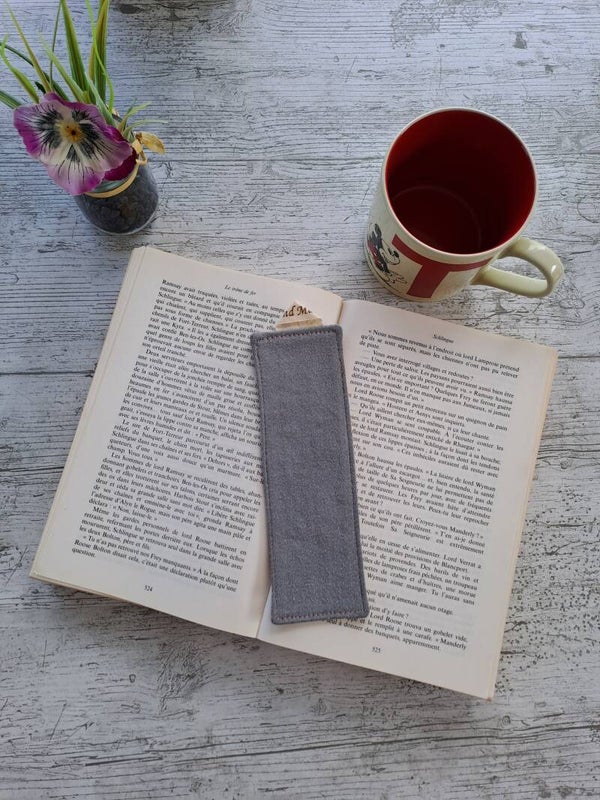 Marque-page en tissu recyclé – Accessoire de lecture artisanal et écoresponsable