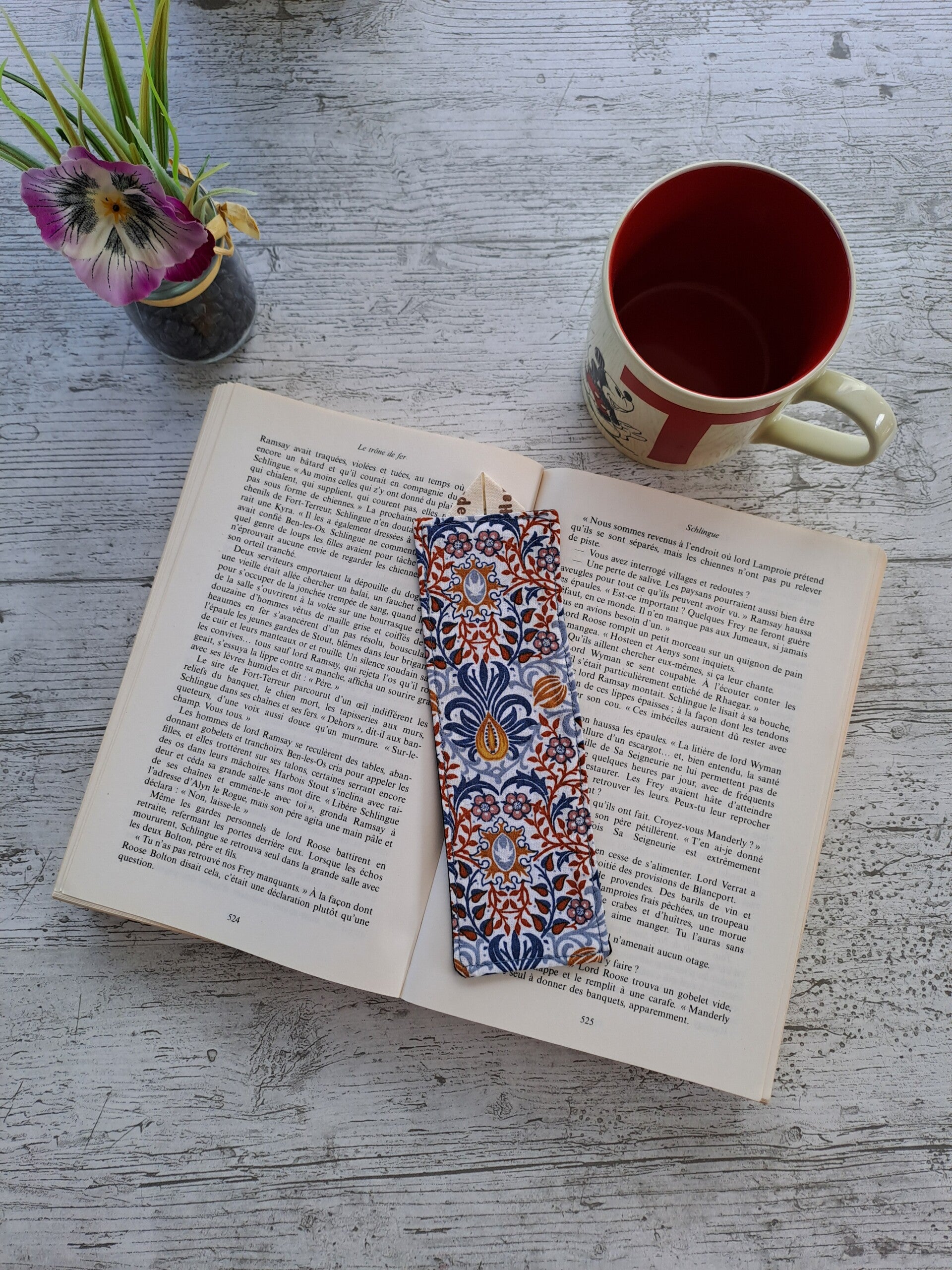 Marque-page en tissu recyclé – Accessoire de lecture artisanal et écoresponsable