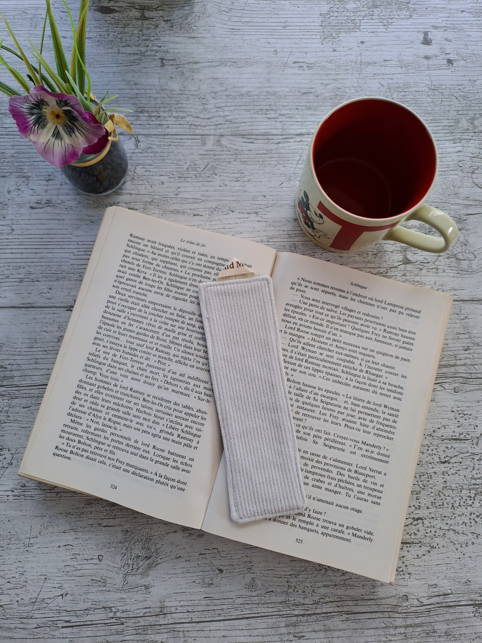Marque-page en tissu recyclé – Accessoire de lecture artisanal et écoresponsable