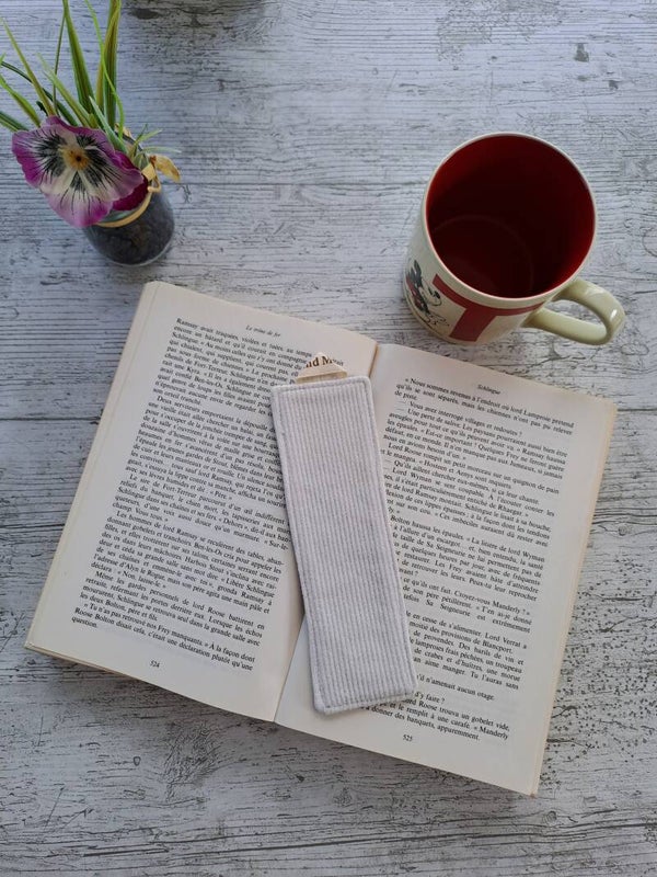 Marque-page en tissu recyclé – Accessoire de lecture artisanal et écoresponsable