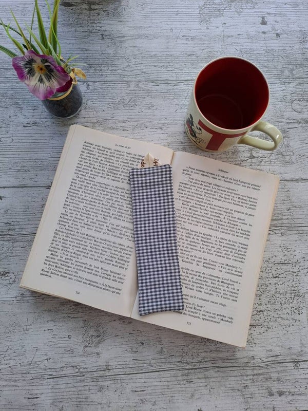 Marque-page en tissu recyclé – Accessoire de lecture artisanal et écoresponsable