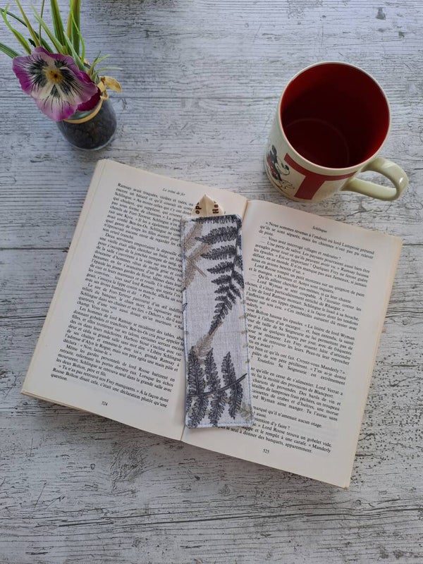 Marque-page en tissu recyclé – Accessoire de lecture artisanal et écoresponsable