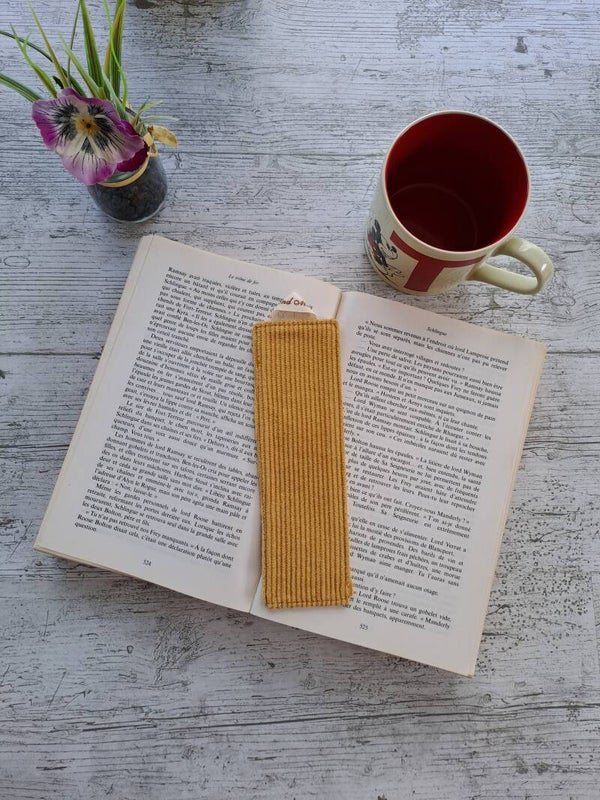 Marque-page en tissu recyclé – Accessoire de lecture artisanal et écoresponsable