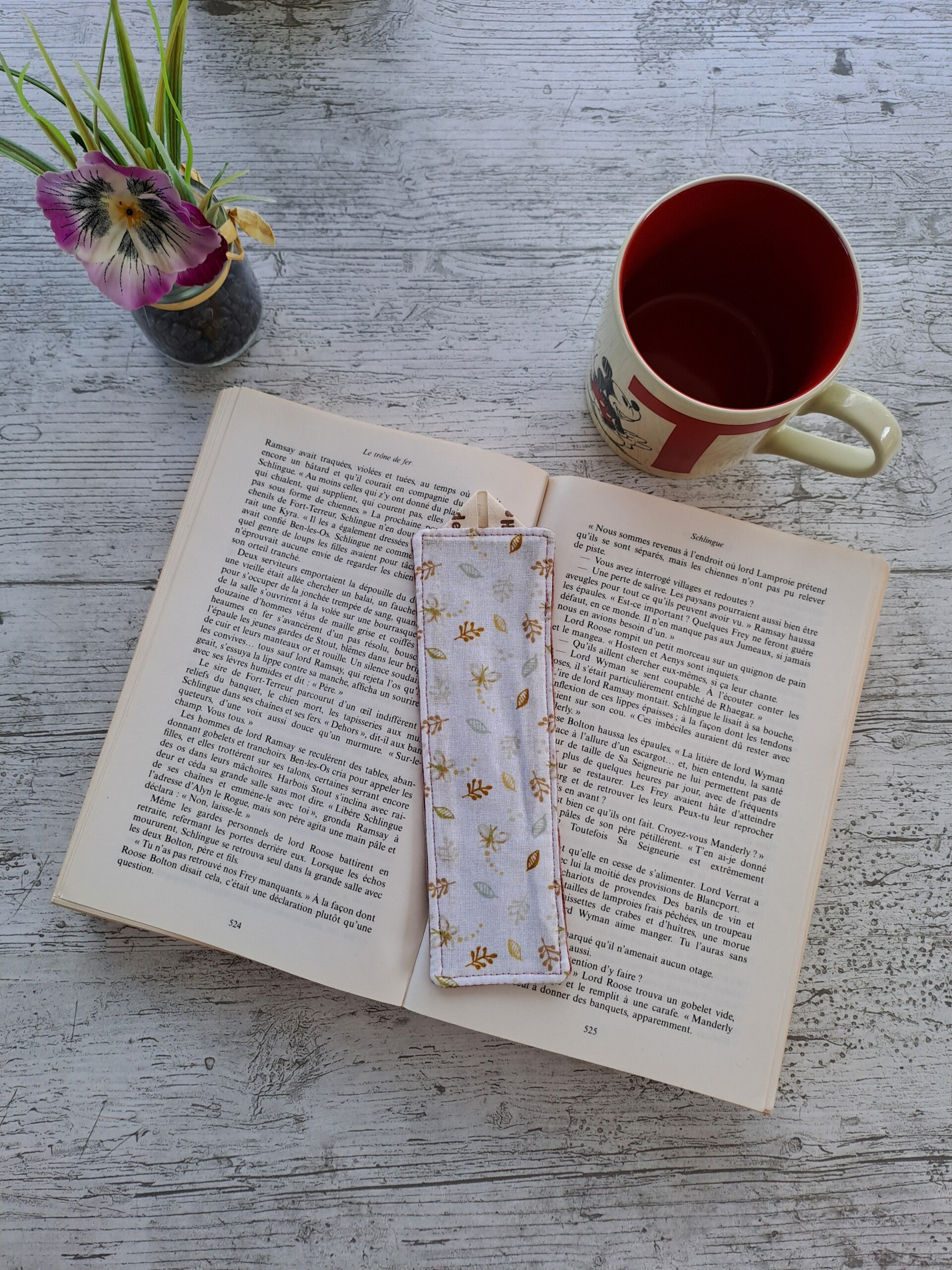 Marque-page en tissu recyclé – Accessoire de lecture artisanal et écoresponsable