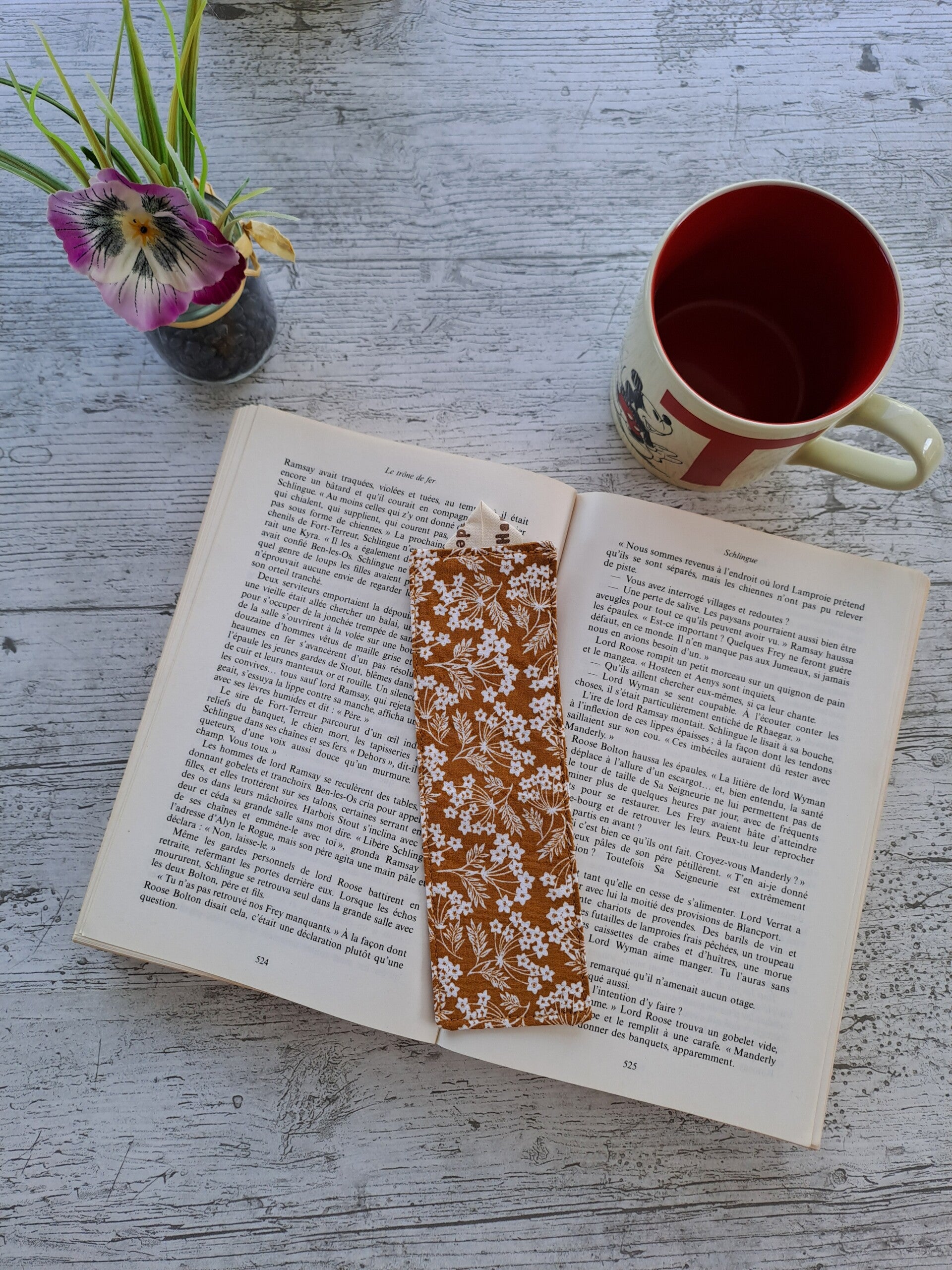 Marque-page en tissu recyclé – Accessoire de lecture artisanal et écoresponsable