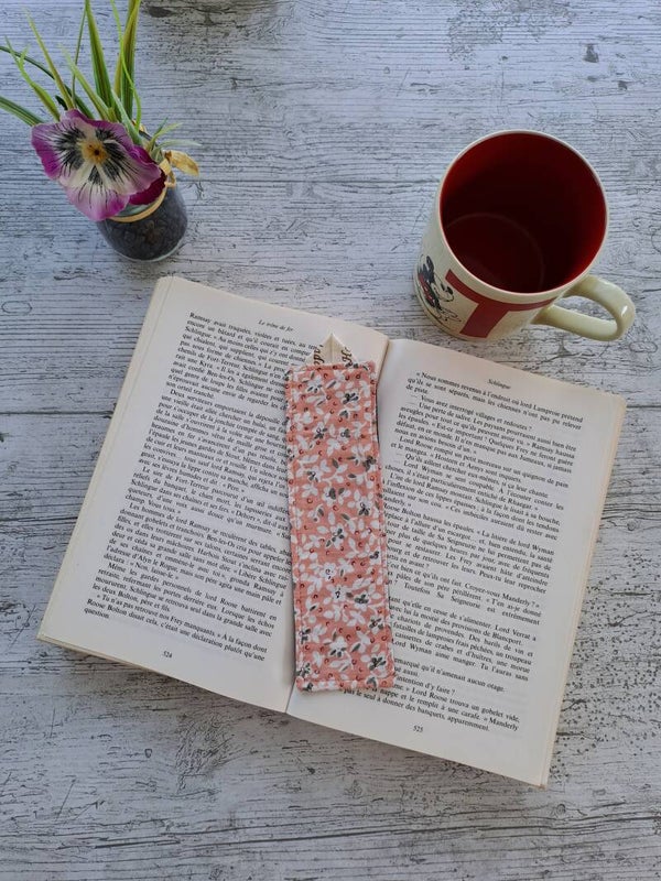 Marque-page en tissu recyclé – Accessoire de lecture artisanal et écoresponsable