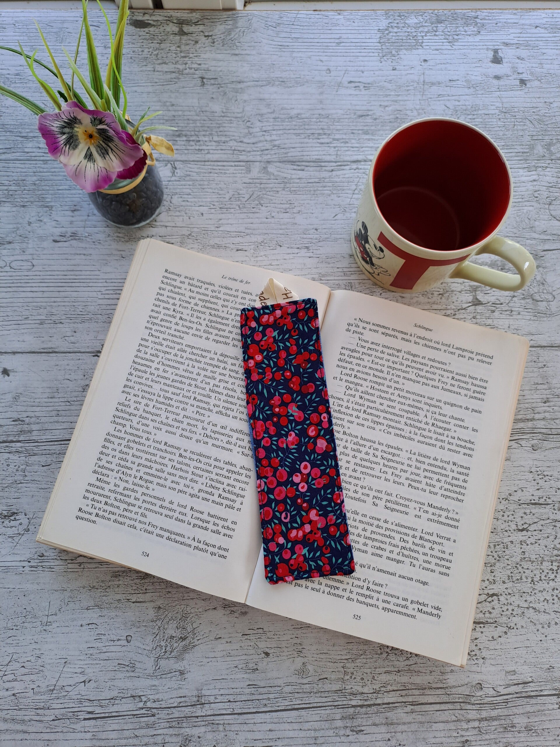 Marque-page en tissu recyclé – Accessoire de lecture artisanal et écoresponsable